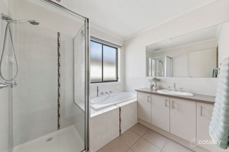 Property photo of 35 Edenbrook Circuit Pakenham VIC 3810