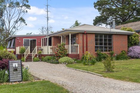 8 Russell Ave, Woodend, VIC 3442