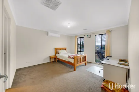 Property photo of 32 Scarborough Crescent Harkness VIC 3337