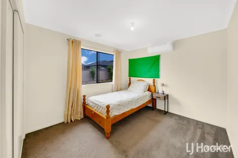 Property photo of 32 Scarborough Crescent Harkness VIC 3337