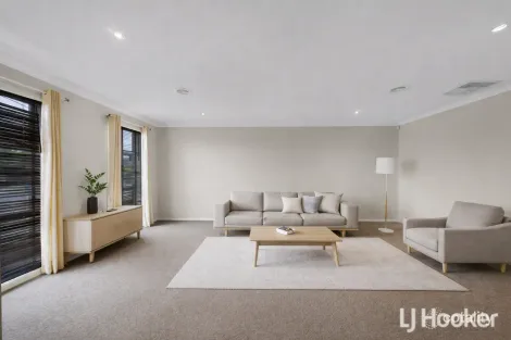 Property photo of 32 Scarborough Crescent Harkness VIC 3337