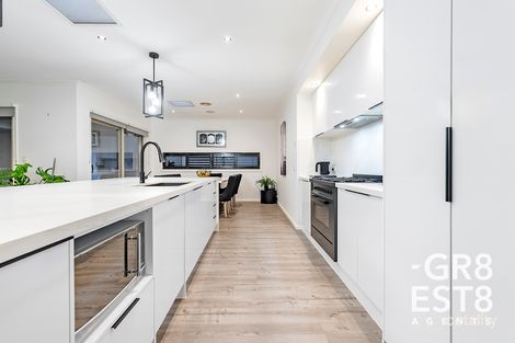 Property photo of 8 Kemsley Green Cranbourne East VIC 3977