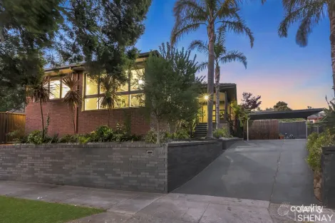 Property photo of 17 William Perry Close Endeavour Hills VIC 3802