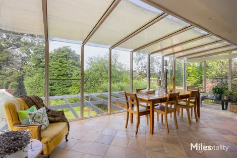 Property photo of 27 Charteris Drive Ivanhoe East VIC 3079