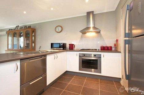 Property photo of 10 Tea Tree Close Pakenham VIC 3810