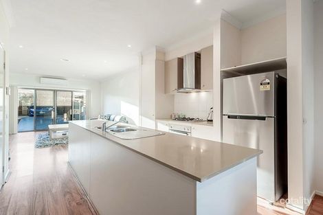 Property photo of 16 Andover Lane Craigieburn VIC 3064