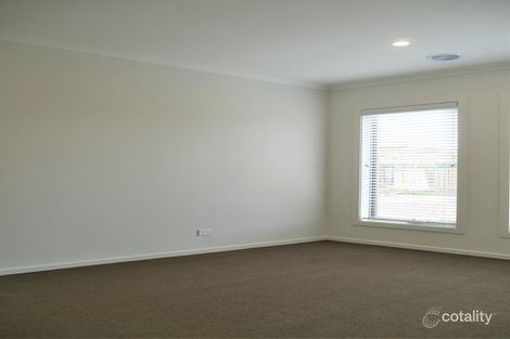 19 Yeoman St, Melton South, VIC 3338