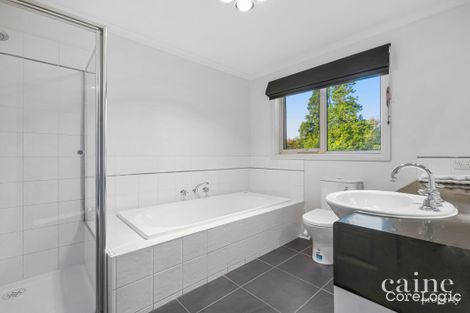 Property photo of 19 St Michaels Place Lake Gardens VIC 3355
