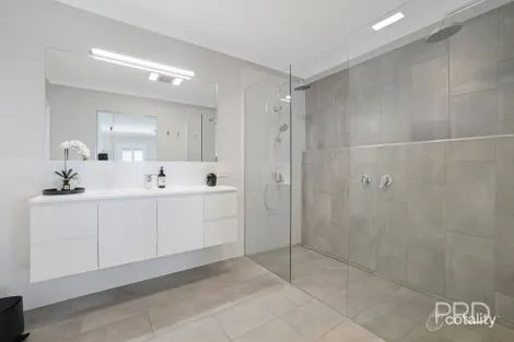 Property photo of 25 Rodeo Drive Hillvue NSW 2340