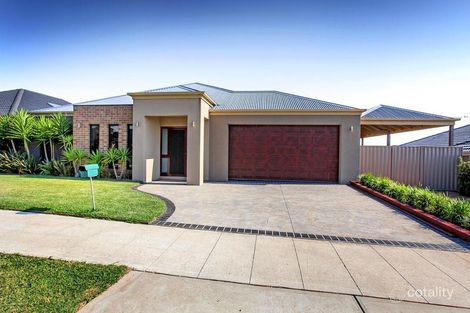 Property photo of 15 Hascombe Drive Caroline Springs VIC 3023