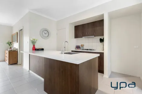 Property photo of 8 East Cornhill Drive Point Cook VIC 3030