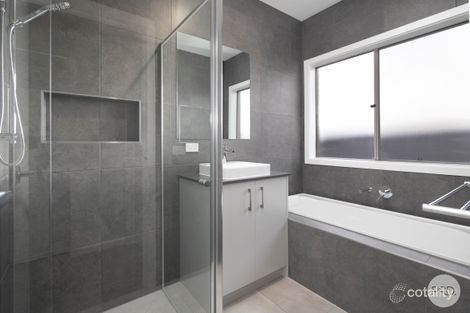 Property photo of 11 Mullingar Drive Alfredton VIC 3350