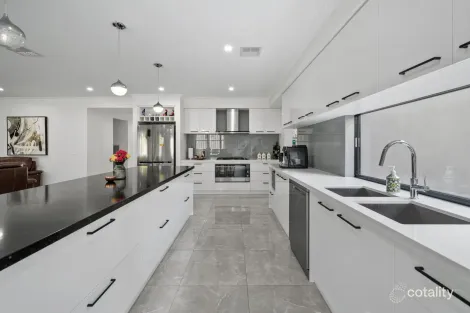 Property photo of 72 Cresthaven Boulevard Berwick VIC 3806