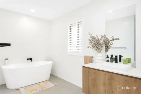 Property photo of 48 Patrick Crescent Saratoga NSW 2251