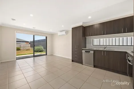 Property photo of 20 Salinga Drive Werribee VIC 3030