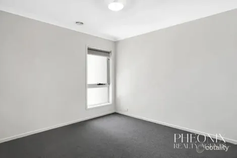 Property photo of 10 Queenscliff Walk Tarneit VIC 3029
