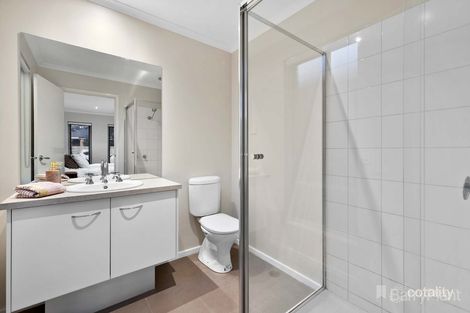 Property photo of 18 Wonboyn Close Pakenham VIC 3810