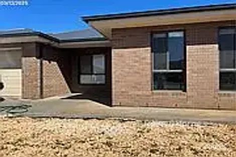 14 Bolton St, Melton South, VIC 3338