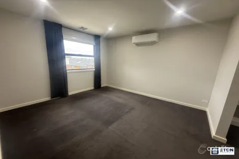 Property photo of 25 Adventure Crescent Roxburgh Park VIC 3064