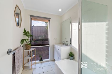 Property photo of 2/13 Proud Terrace Flora Hill VIC 3550
