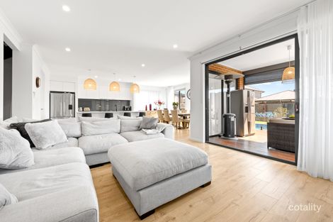 Property photo of 33 Encore Boulevard Cranbourne South VIC 3977