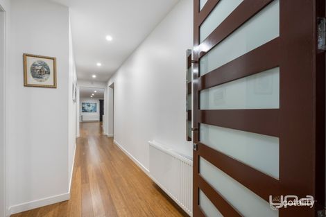 Property photo of 8 Miro Way Fraser Rise VIC 3336