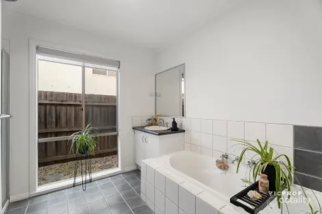 Property photo of 38 Damask Drive Tarneit VIC 3029