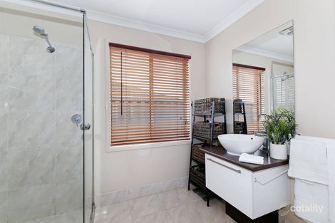 Property photo of 25 Eltham Parade Manor Lakes VIC 3024