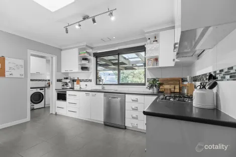 Property photo of 8 Narambi Crescent Frankston VIC 3199