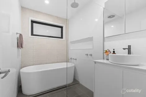 Property photo of 8 Narambi Crescent Frankston VIC 3199