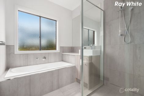 Property photo of 32 Newbury Street Pakenham VIC 3810