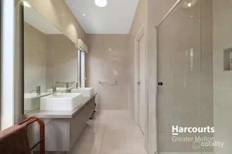 Property photo of 81 Champion Parade Craigieburn VIC 3064