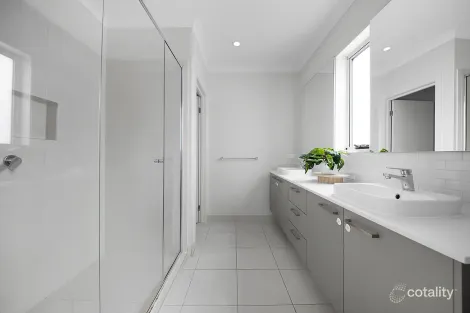 Property photo of 4 Wafer Road Manor Lakes VIC 3024