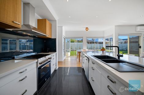 Property photo of 3 Finsbury Close Caroline Springs VIC 3023