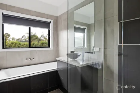 Property photo of 64 Pinerate Place Echuca VIC 3564