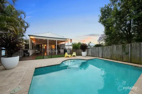 17 Deighton Rd, Dutton Park, QLD 4102