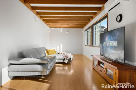 34 Owen Stanley Rd, Glenfield, NSW 2167