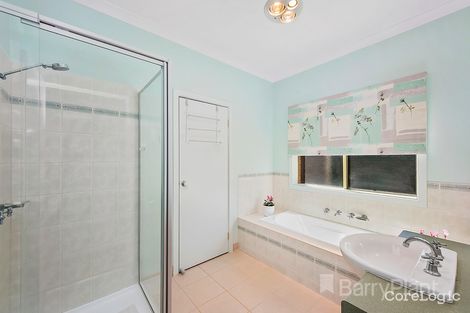 Property photo of 17 Stringybark Close Manor Lakes VIC 3024