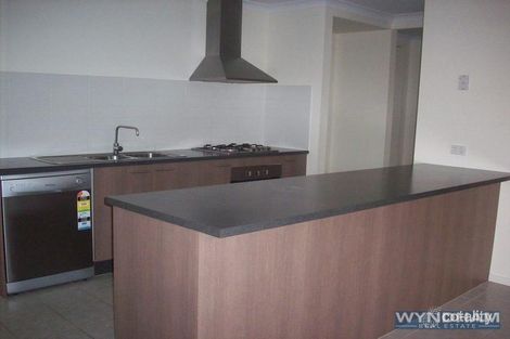Property photo of 33 Eltham Parade Manor Lakes VIC 3024
