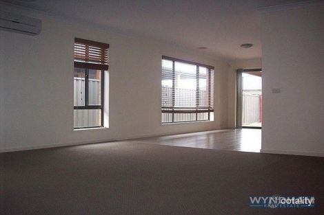 Property photo of 33 Eltham Parade Manor Lakes VIC 3024