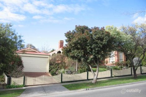 2 Edrington Park Dr, Berwick, VIC 3806