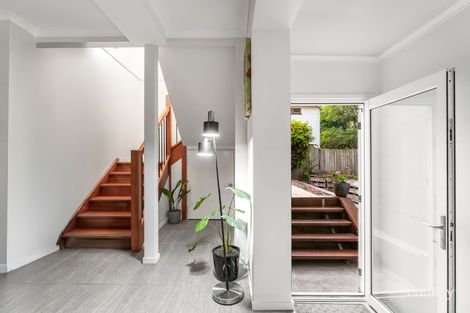 Property photo of 11 Oatland Crescent Holland Park West QLD 4121