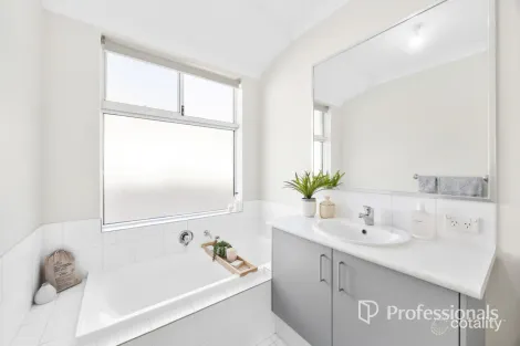 Property photo of 10 Denebola Drive Australind WA 6233