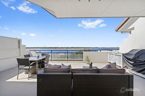 330 Marine Pde, Labrador, QLD 4215