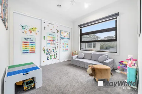 Property photo of 5 Flame Robin Place Endeavour Hills VIC 3802