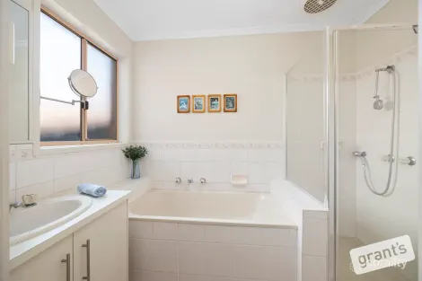 Property photo of 19A Tilba Court Berwick VIC 3806