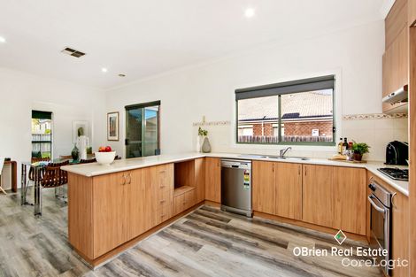 Property photo of 17 Willowood Court Taylors Hill VIC 3037