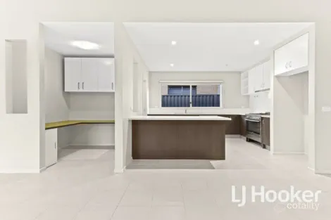 Property photo of 6 Hood Place Pakenham VIC 3810