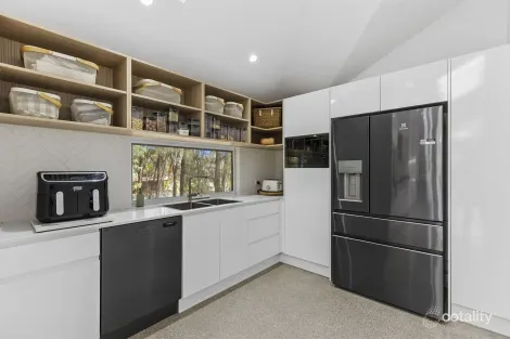 Property photo of 335 Lakedge Avenue Berkeley Vale NSW 2261