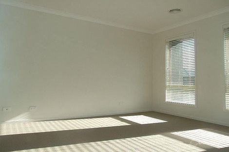 Property photo of 11 Orchard Valley Avenue Pakenham VIC 3810